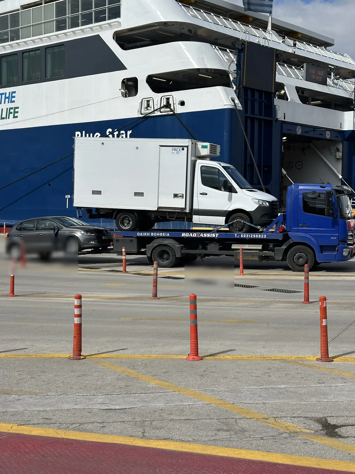 Κλειστό φορτηγάκι στην πλατφόρμα μπροστά από πλοίο Blue Star στο λιμάνι