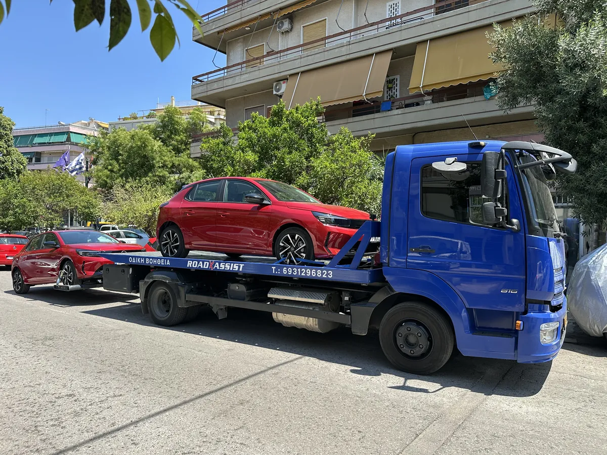 Κόκκινο Opel Corsa στην πλατφόρμα σε γειτονιά της Αθήνας