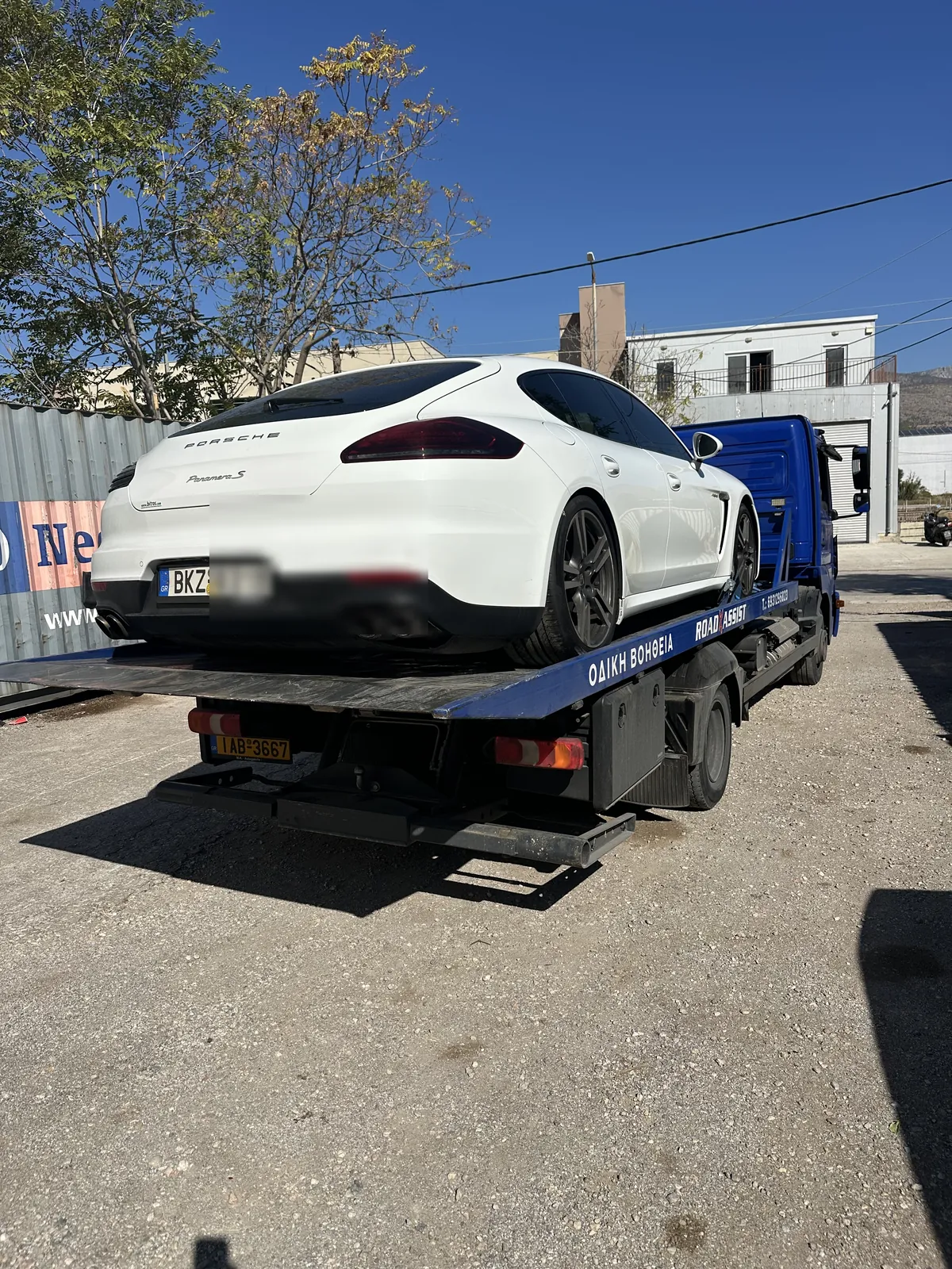 Λευκή Porsche Panamera στην πλατφόρμα