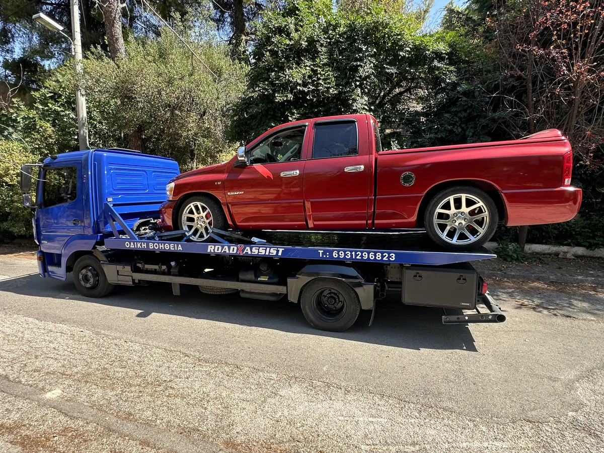 Κόκκινο Dodge Ram pickup πάνω στην πλατφόρμα