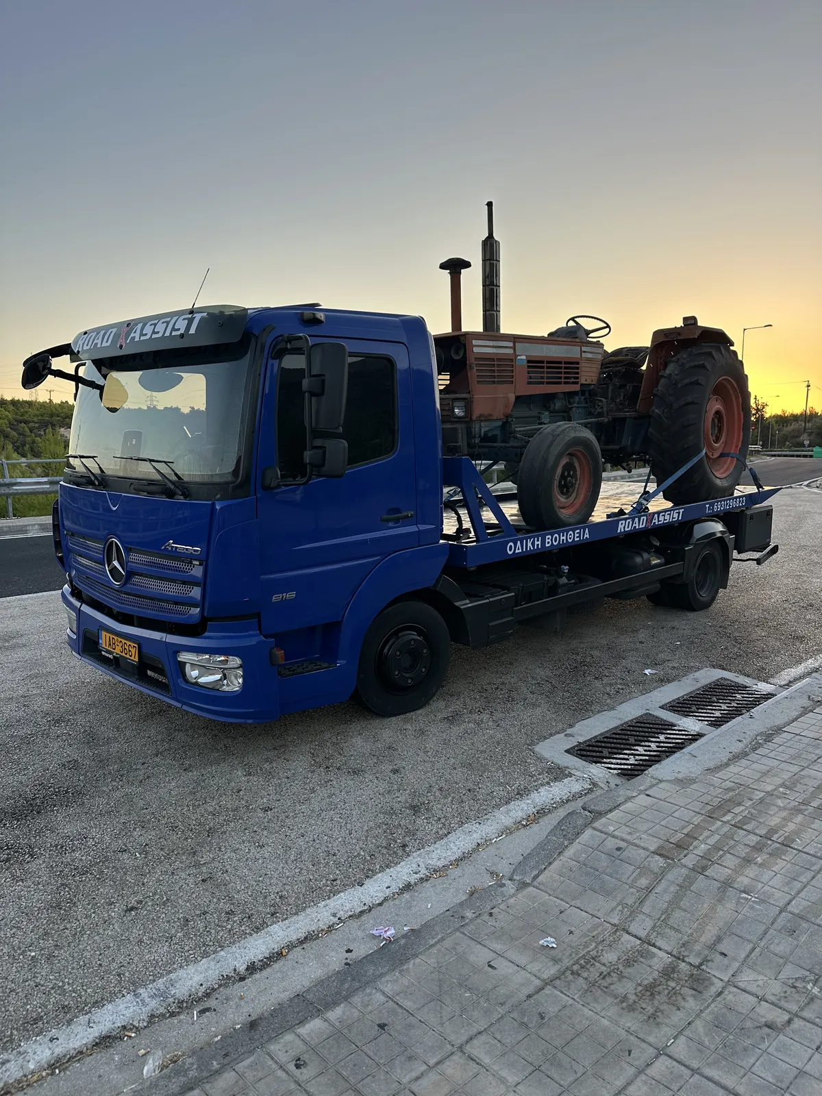 Τρακτέρ στην πλατφόρμα το ηλιοβασίλεμα