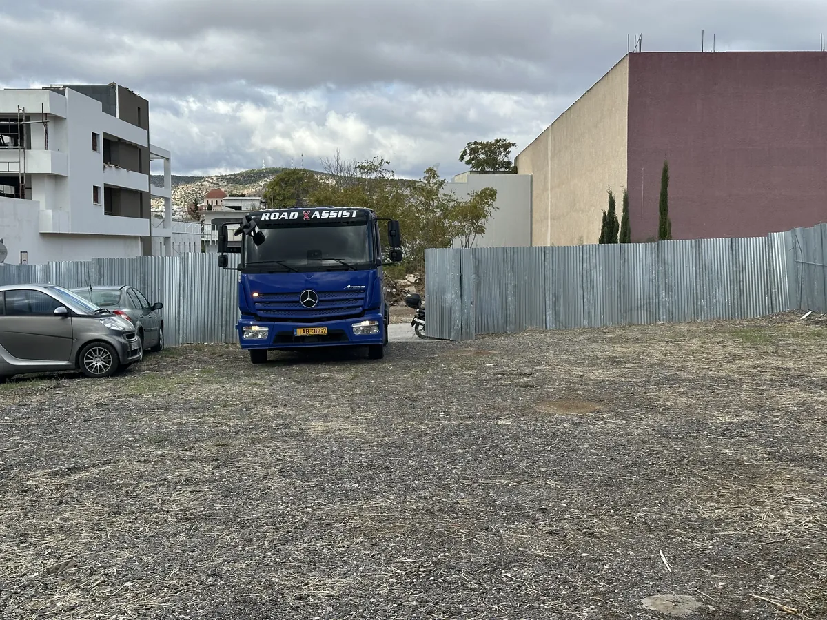 Η πλατφόρμα μέσα στον χώρο φύλαξης δίπλα στην περίφραξη